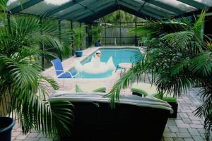 een zwembad met een man in een bad bij Beach Cottage with heated pool just off Siesta Key in Sarasota