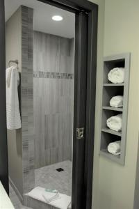 um chuveiro com uma porta de vidro na casa de banho em Best Western On The Avenue em Buffalo