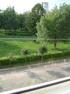 - une vue sur un parc arboré et une rue dans l'établissement Rusalika, à Rivne