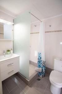La salle de bains est pourvue d'une douche, de toilettes et d'un lavabo. dans l'établissement Hellona house ,sunny and cozy apartment's, à Nauplie