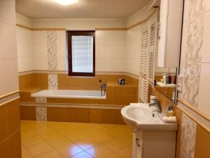 łazienka z wanną i umywalką w obiekcie Apartmány Mariánská w mieście Česká Lípa