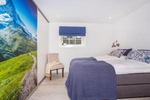 sypialnia z łóżkiem i obrazem góry w obiekcie Modern Apartment with panorama wiew w mieście Blakset