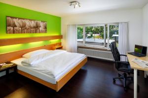 A bed or beds in a room at Hotel Stalden