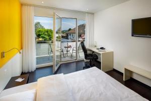 A bed or beds in a room at Hotel Stalden