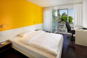 A bed or beds in a room at Hotel Stalden