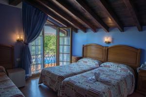 a bedroom with a bed and a large window at Hotel Marfrei in Hinojedo