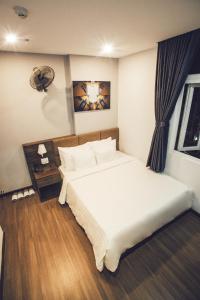 una camera da letto con un grande letto bianco e una finestra di LEE HOTEL ad Ho Chi Minh