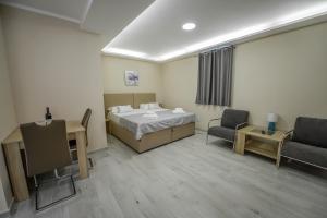 ein Krankenhauszimmer mit einem Bett, einem Sofa und einem Tisch in der Unterkunft Apartment Vrutak in Kotor