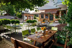 een patio met tafels en stoelen en een gebouw bij Hotel Stalden in Berikon