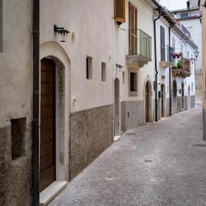 an empty street in an alley between buildings at Casa Concerie Due in Sulmona