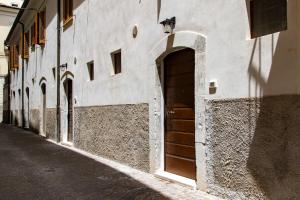 a building with a door on the side of a street at Casa Concerie Due in Sulmona