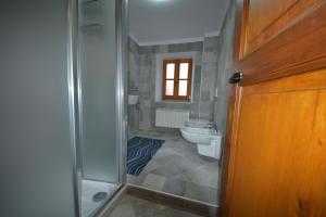 een badkamer met een douche en een toilet bij alla piana in Varallo