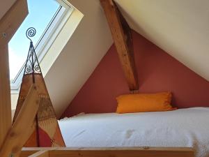 um quarto com uma cama num sótão em Ferienloft im Grünen em Gschwend