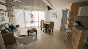 Sea Point By D&G في كاريلو: غرفة معيشة بها أريكة وطاولة