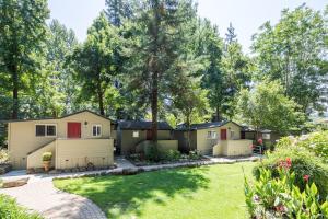 una fila de casas móviles en un patio en Cottages On River Road, en Guerneville