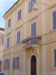 ein gelbes Gebäude mit Balkon darauf in der Unterkunft Il Cucù B&B in Frascati