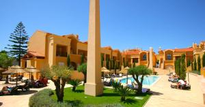 a hotel with a large pole in the middle of a courtyard at Luz Beach Luxury Apartment in Luz +34 photos