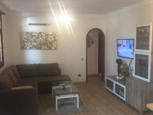Televízia a/alebo spoločenská miestnosť v ubytovaní Heavens Garden House