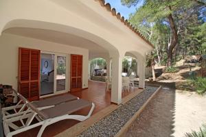 Galería fotográfica de Gorgeous renovated Cala Sant Vicenc Beach Villa en Cala de Sant Vicent