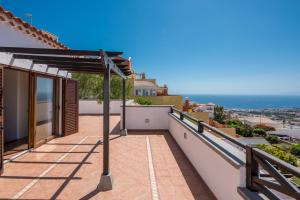 un balcone di una casa con vista sull'oceano di 2 CHARMING VILLA Private Pool and Sea View ad Adeje