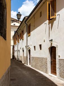 an alley with a building and a street light at Casa Concerie Quattro in Sulmona