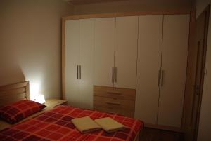 - une chambre avec un lit et 2 serviettes dans l'établissement Apartmán Alpinka, Chopok Juh, à Horná Lehota