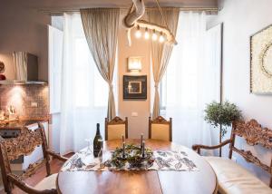 - une salle à manger avec une table et des chaises dans l'établissement Loft Boutique Suite, Santa Croce, Florence, WIFI, à Florence