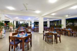 A restaurant or other place to eat at The Blue Wave Hotel