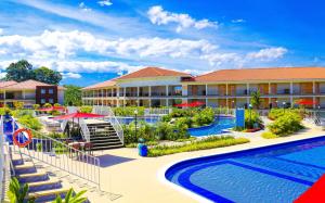 a resort with a swimming pool and a resort at Hotel Campestre las Camelias in Montenegro