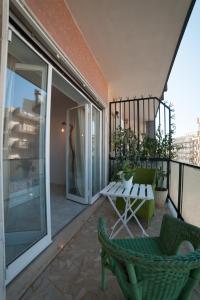 un balcone con tavolo e sedie su un edificio di Casa d'aMare a Trani