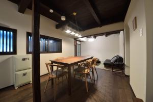 una sala da pranzo con tavolo e sedie in legno di Kyoto - House / Vacation STAY 43525 a Kyoto