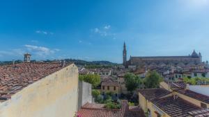 une vue sur une ville depuis les toits des bâtiments dans l'établissement Loft Boutique Suite, Santa Croce, Florence, WIFI, à Florence