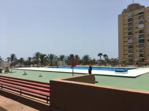 Bazén v ubytovaní Apartamento Torre II Las Palmeras mit seitlichem Meerblick und Pool in Fuengirola alebo v jeho blízkosti