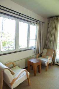 um quarto com duas cadeiras, uma mesa e janelas em Yoichi-gun - House / Vacation STAY 43683 em Yoichi