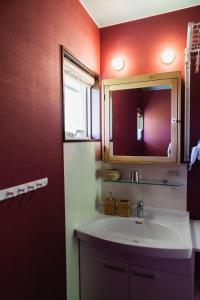 uma casa de banho com um lavatório e um espelho em Yoichi-gun - House / Vacation STAY 43683 em Yoichi
