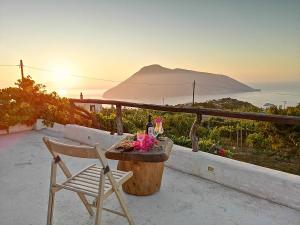 - Balcón con mesa y silla y montaña en a Loggia en Lipari