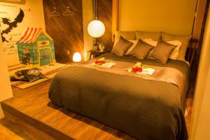 una camera da letto con un grande letto con due asciugamani di Okinawa - House / Vacation STAY 44500 a Città di Okinawa