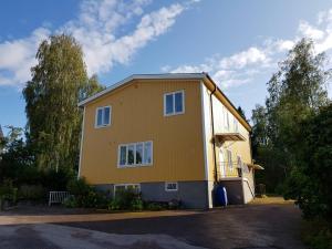 Galeriebild der Unterkunft Lovely, spacious apartment with free parking in Sandviken