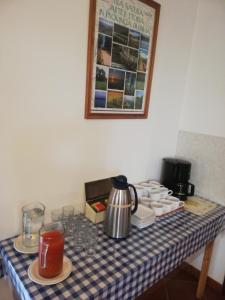 une table avec un chiffon de table bleu et blanc dans l'établissement Agri Village, à Chartreuse de Pavie