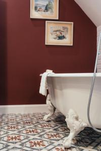 ein Bad mit einer weißen Badewanne in einer Wand in der Unterkunft Mansion on Sutter in San Francisco