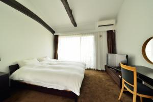 - une chambre avec un lit, un bureau et une télévision dans l'établissement Kyoto - House / Vacation STAY 43217, à Kyoto