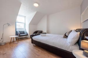 Postel nebo postele na pokoji v ubytování Spacious 2 Bed Apartment - 2 Mins from Luton Train St & 10 Mins London Luton Airport