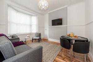 Posezení v ubytování Spacious 2 Bed Apartment - 2 Mins from Luton Train St & 10 Mins London Luton Airport