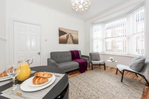 Posezení v ubytování Spacious 2 Bed Apartment - 2 Mins from Luton Train St & 10 Mins London Luton Airport