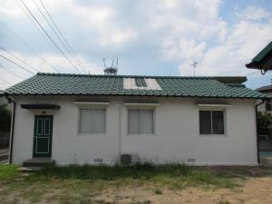 a white house with a green door at Fukuoka - House / Vacation STAY 4617 in Fukuoka