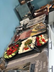 um buffet com muitos tipos diferentes de frutas e legumes em Friday Hotel em Mamaia Nord – Năvodari