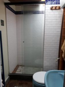 y baño con ducha, aseo y lavamanos. en Chales Bamboo Jungle, en Petrópolis