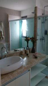 AP. DE LUXO NO IBEROSTATE في برايا دو فورتي: حمام مع حوض ومرآة كبيرة