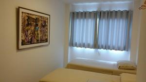 una camera da letto con due letti e una finestra di AP. DE LUXO NO IBEROSTATE a Praia do Forte Altre 9 foto