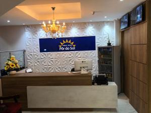 ヴィトリア・ダ・コンキスタにあるPalace Hotel Pôr do Solの塀の看板付きフォードサービスカウンター